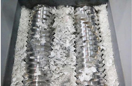 Máquina de trituración de botellas de plástico PET de doble eje multipropósito / trituradora de reciclaje de residuos